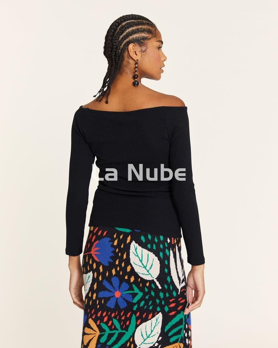 Top canalé cuello barca negro - Imagen 4